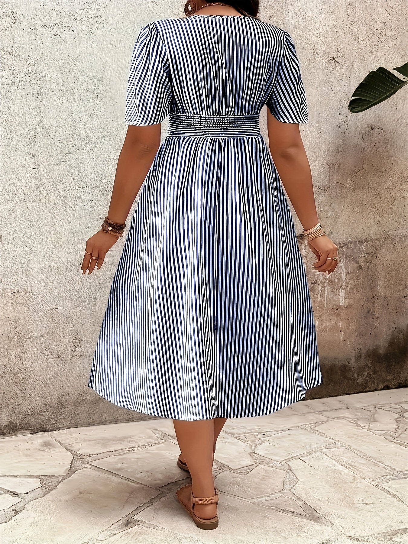 Damen Elegantes Streifenkleid mit Wickeloptik und Sommer-Flair – Perfekt für festliche Anlässe oder Alltag