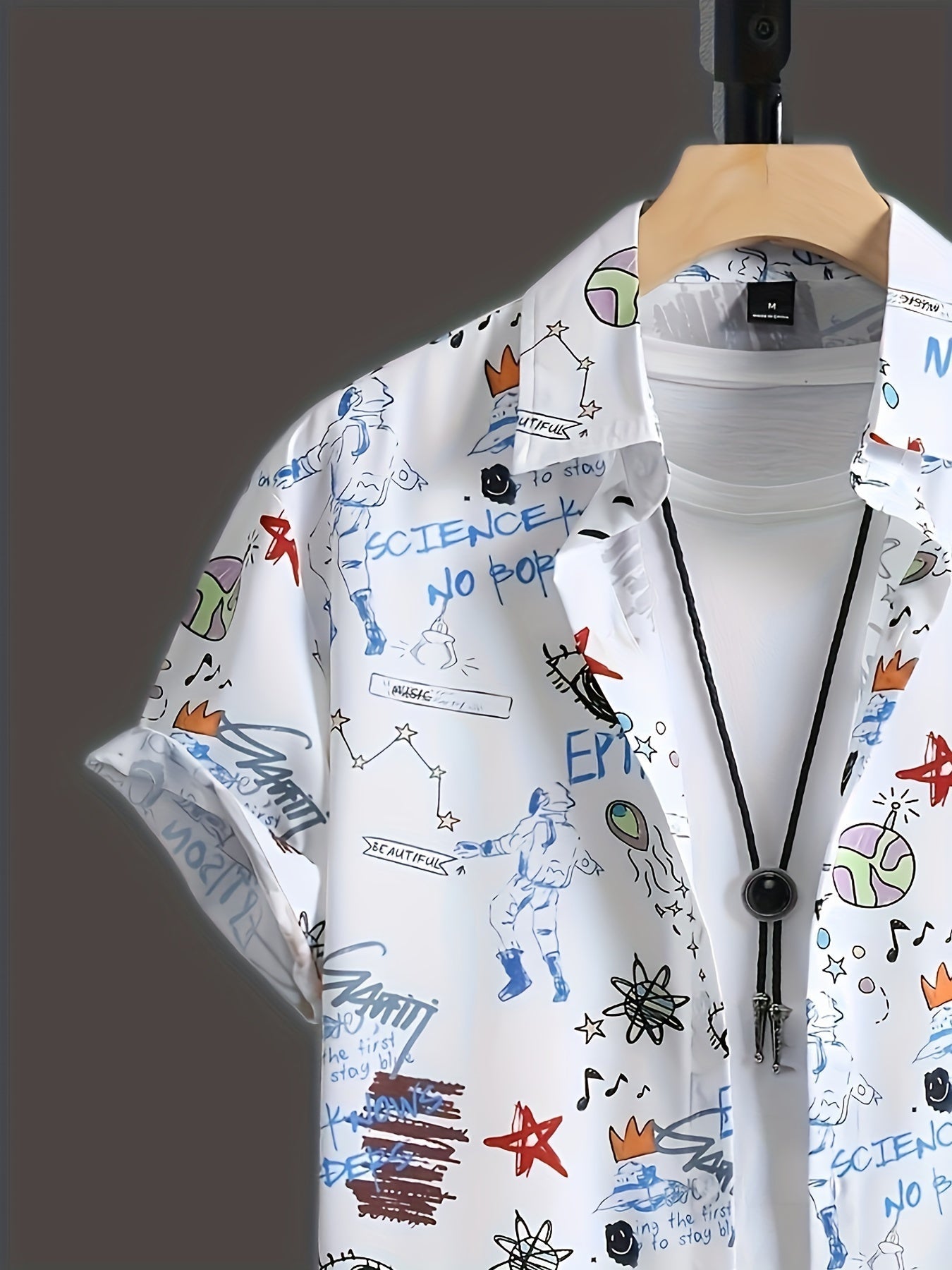 Herren Kurzarm Hemd mit Graffiti-Print – Urban Streetwear Stil für Freizeit & Alltag