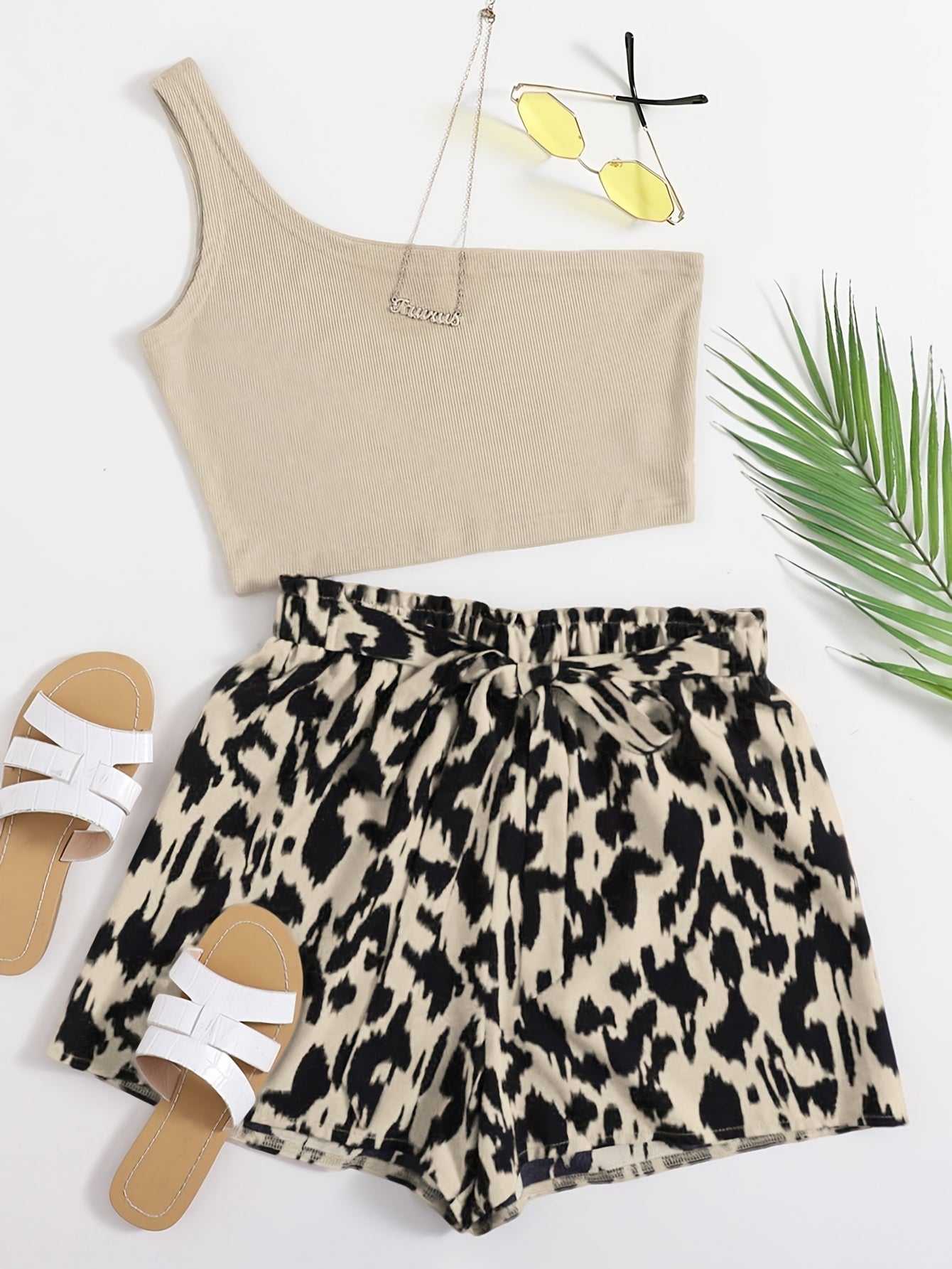Damen Sommer Set mit One-Shoulder Top und High-Waist Shorts im Animal-Print – Elegantes Freizeit-Outfit