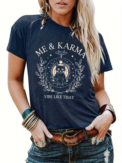 Damen Vintage T-Shirt mit Katze und Spruch 'Me & Karma Vibe Like That' – Mystisches Statement Shirt