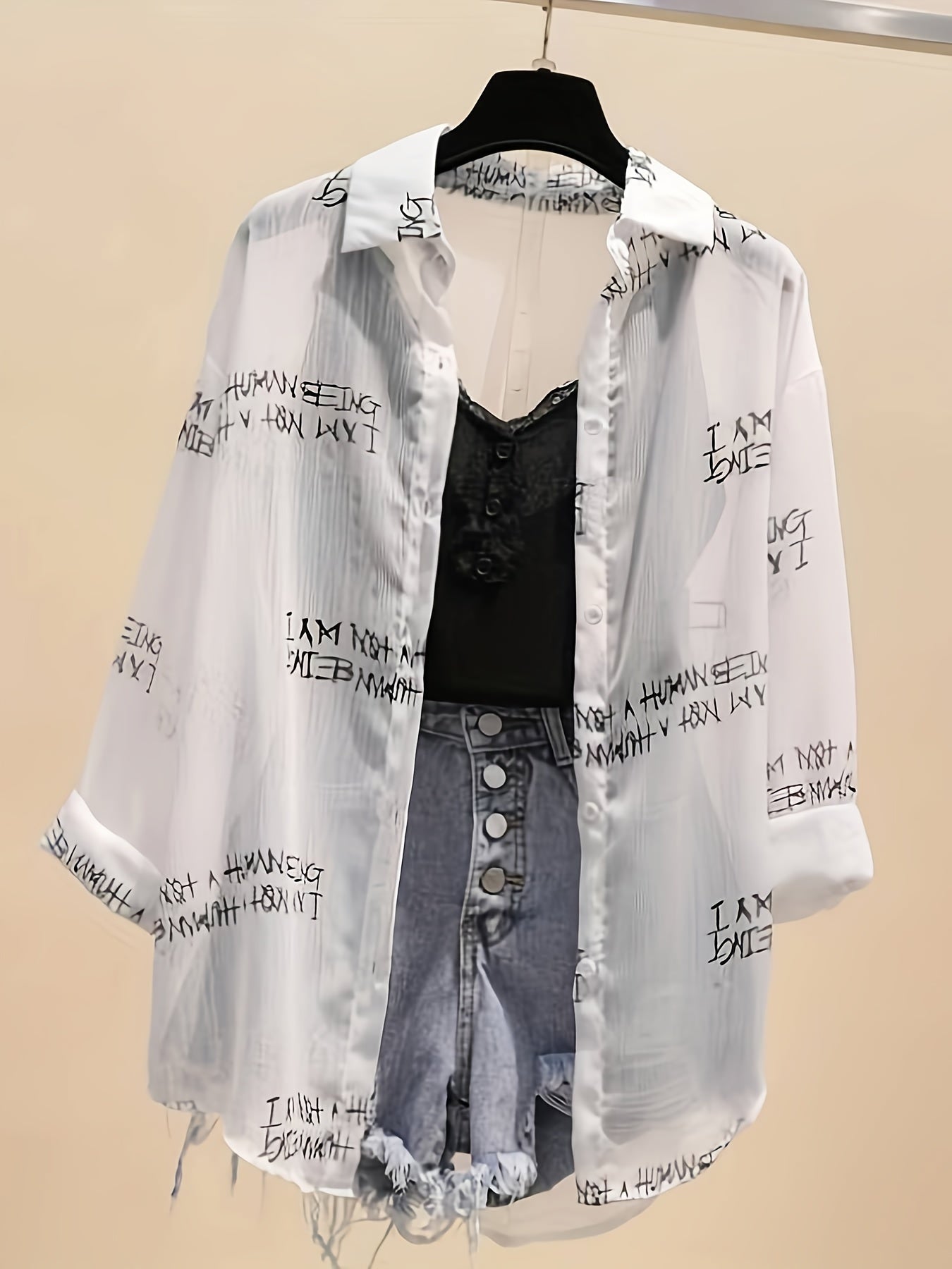 Damen Oversize Hemd mit Zeitungsdruck und High-Waist Denim Shorts – Modisches Freizeit-Outfit