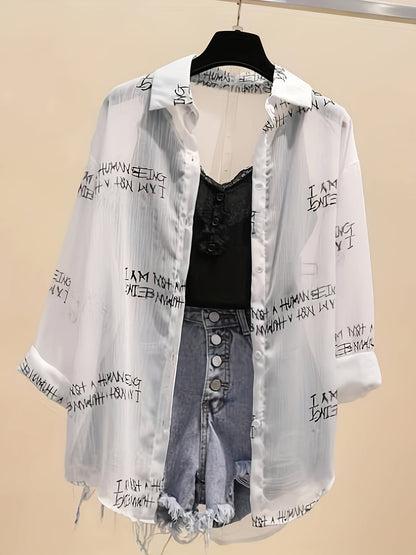 Damen Oversize Hemd mit Zeitungsdruck und High-Waist Denim Shorts – Modisches Freizeit-Outfit