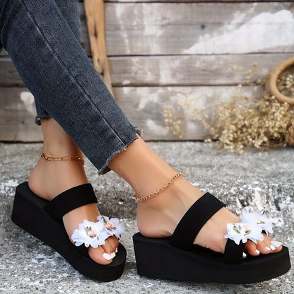 Damen Plateau-Sandalen mit Blumenapplikation – Modische Sommer Keilsandaletten für Freizeit und Urlaub