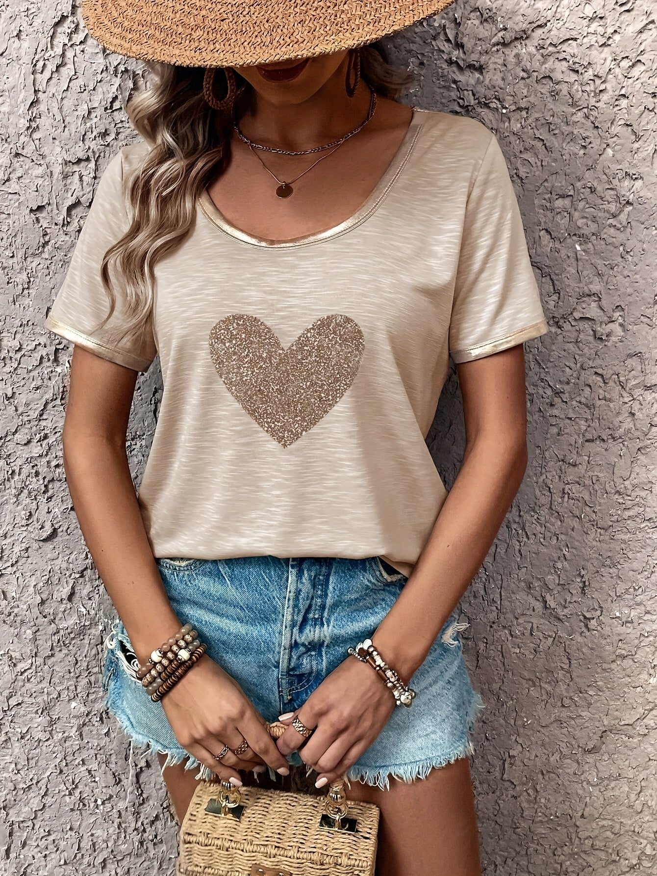 Damen T-Shirt mit Herz-Print und Metallic-Details – Modisches Freizeitshirt mit V-Ausschnitt