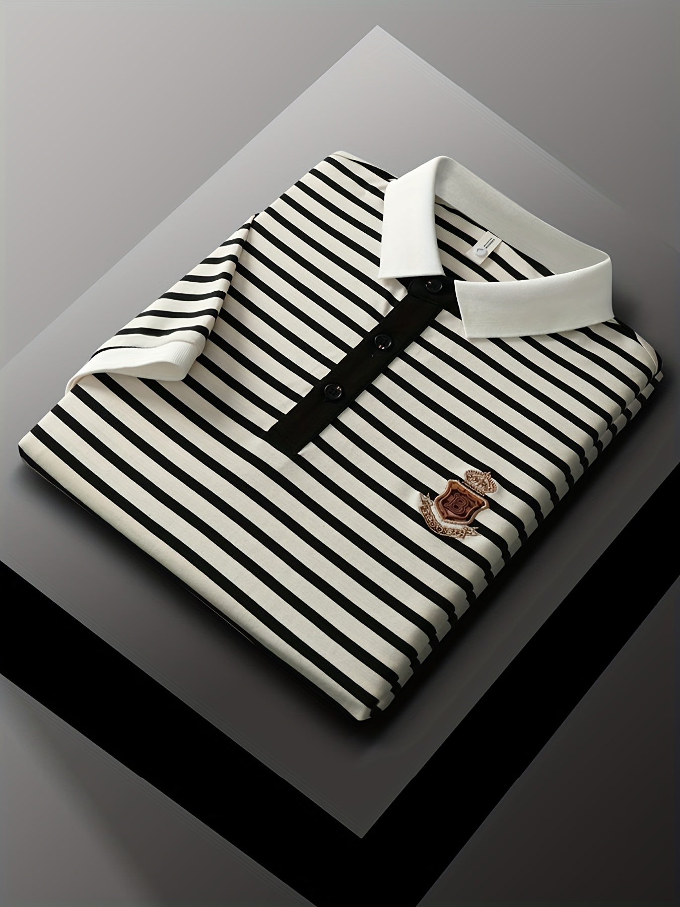 Herren Polohemd mit Streifen und gesticktem Wappen – Klassischer Freizeit- und Business-Look