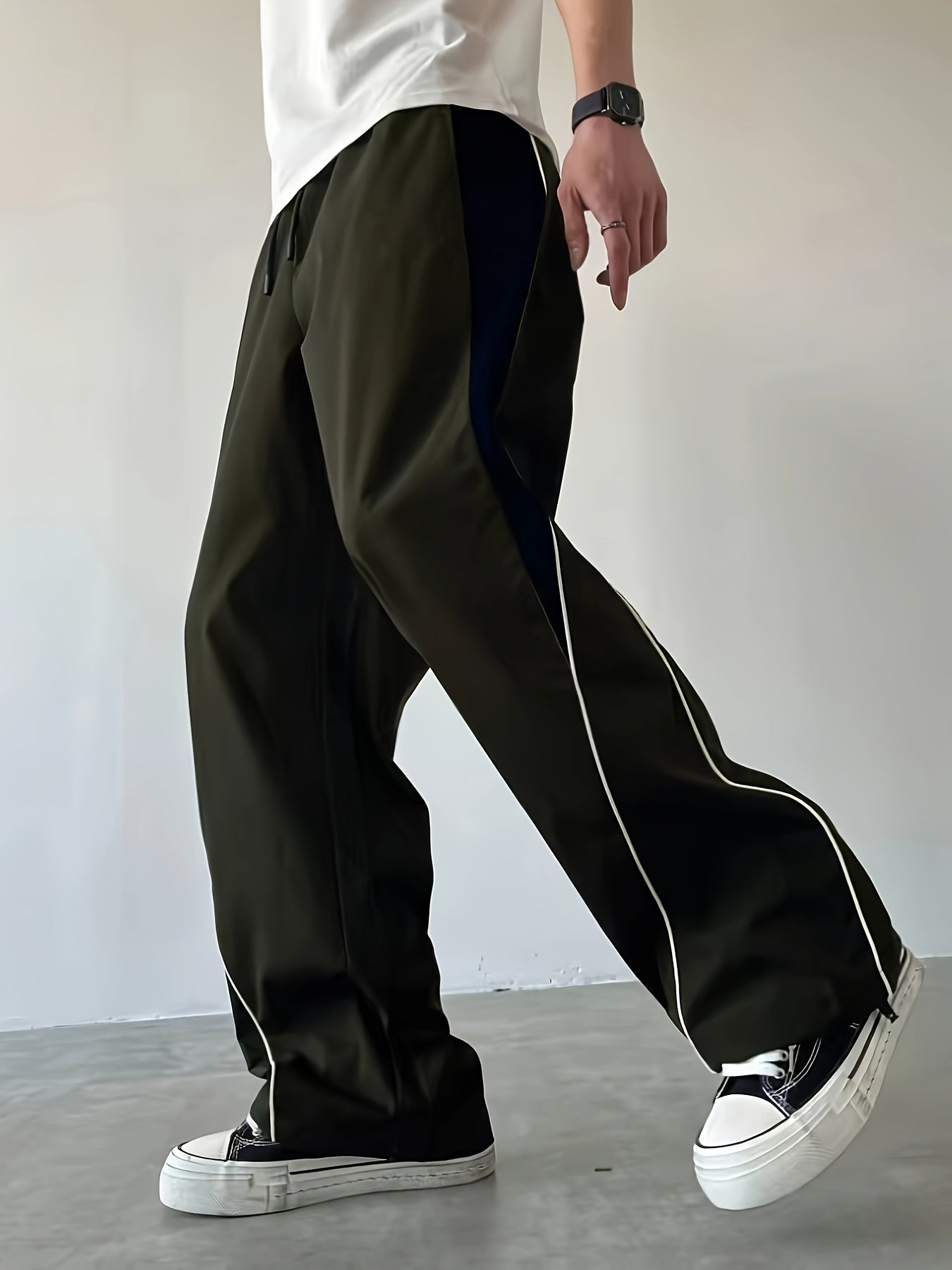 Herren Streetwear Weite Jogginghose mit Kontraststreifen und sportlichem Look