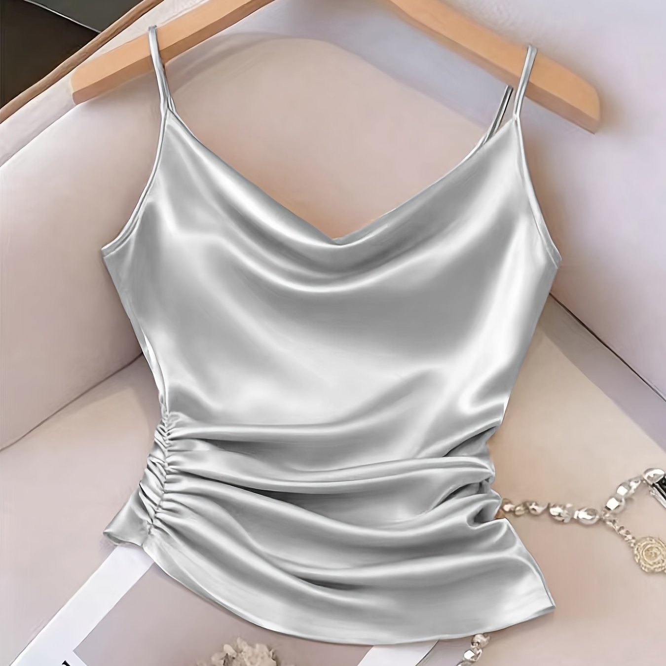 Damen Satin-Camisole mit Wasserfallausschnitt und Raffungen – Elegantes Oberteil für Abend und Party