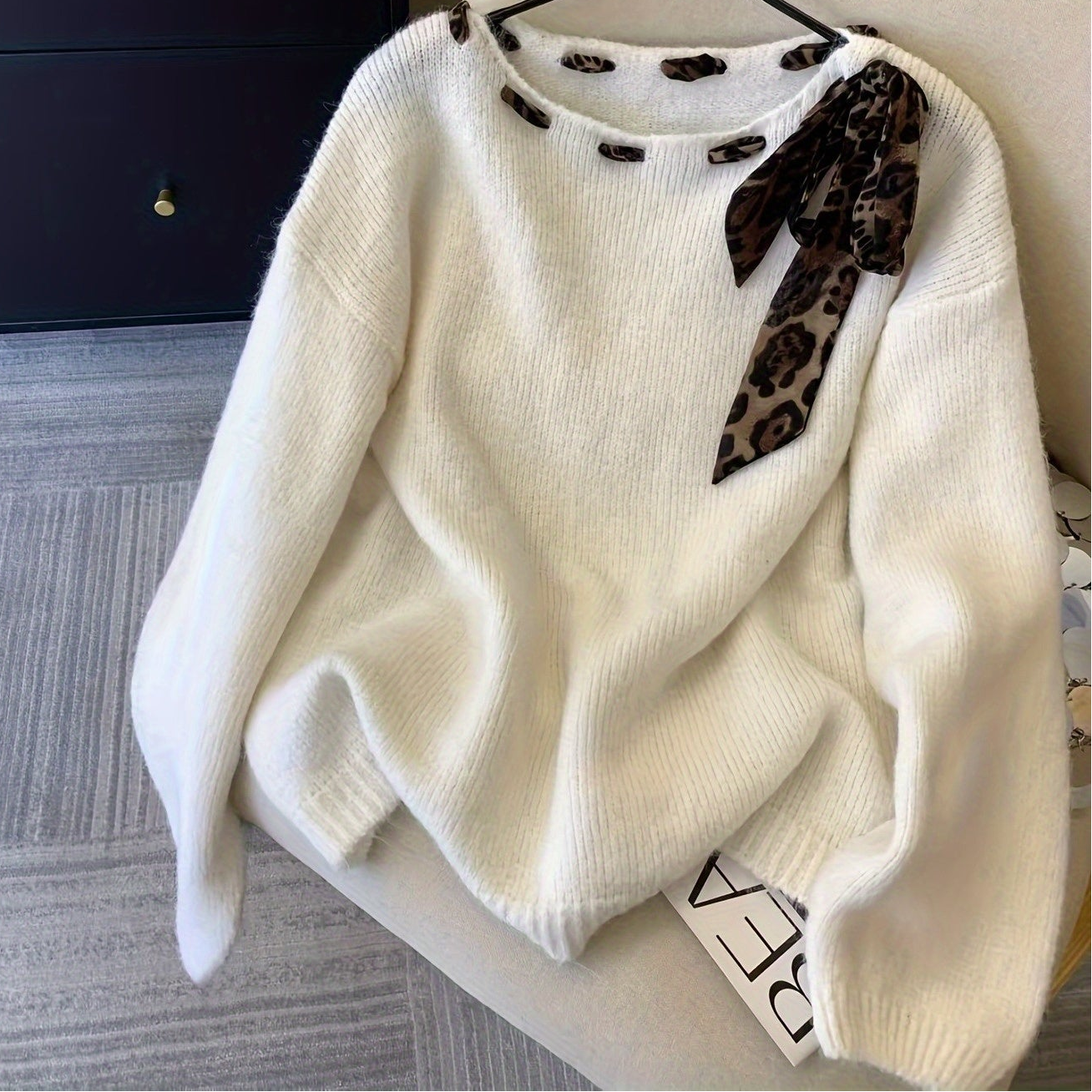 Damen Pullover Rundhals mit Leopardenmuster-Schleife