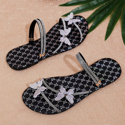Damen Sandalen mit Schmetterlingsapplikation und Strass – Flache Riemchensandalen für festliche Anlässe und Alltag