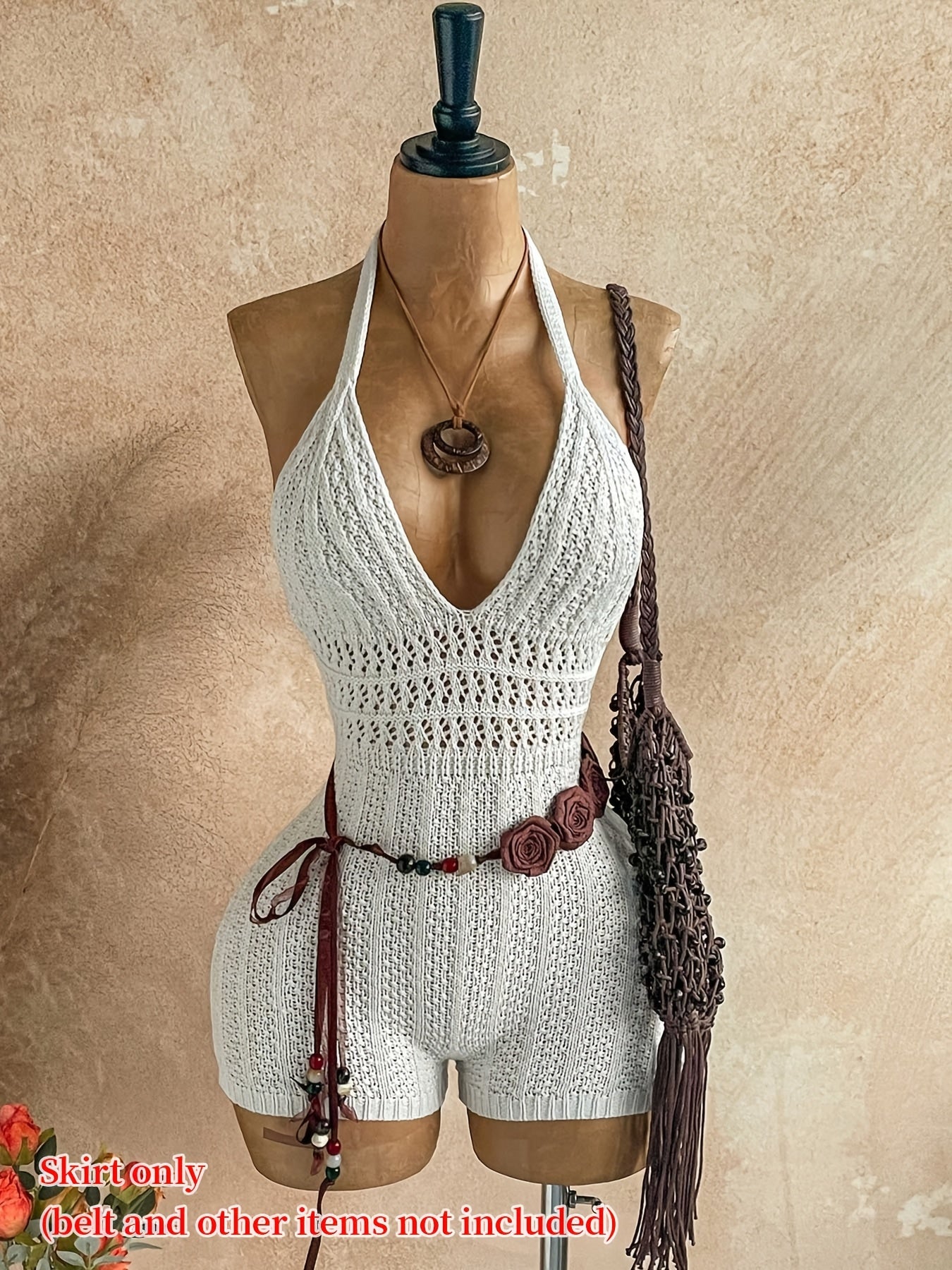 Damen Häkel-Strand-Overall mit V-Ausschnitt und Halterneck – Boho Sommer Jumpsuit für Urlaub und Freizeit
