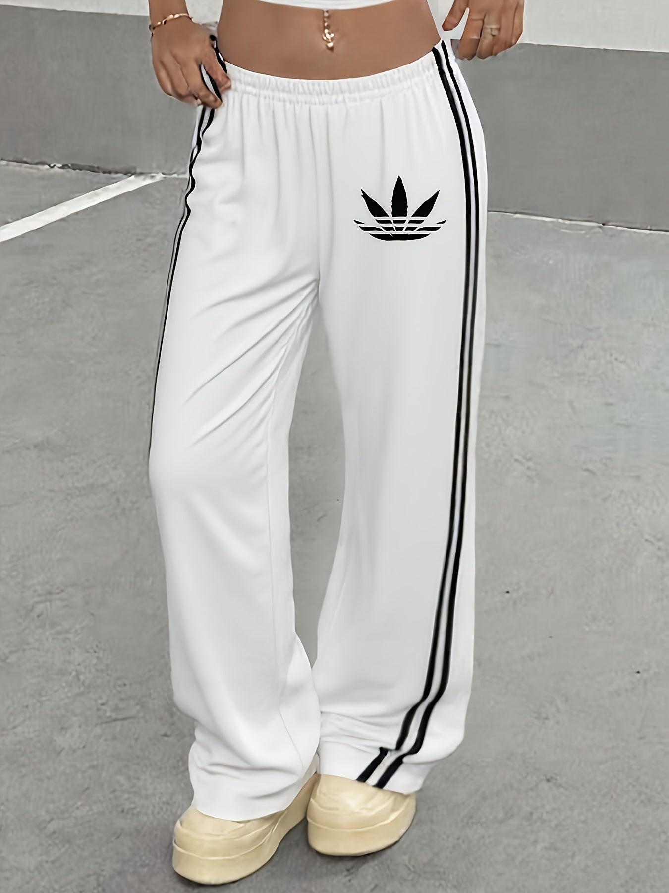 Damen Weite Sporthose mit Streifen und Retro-Look