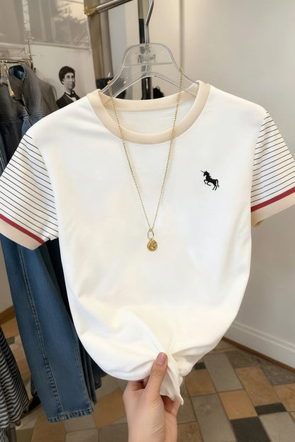 Damen T-Shirt mit Einhorn-Logo und gestreiften Ärmeln – Modisches Freizeitshirt