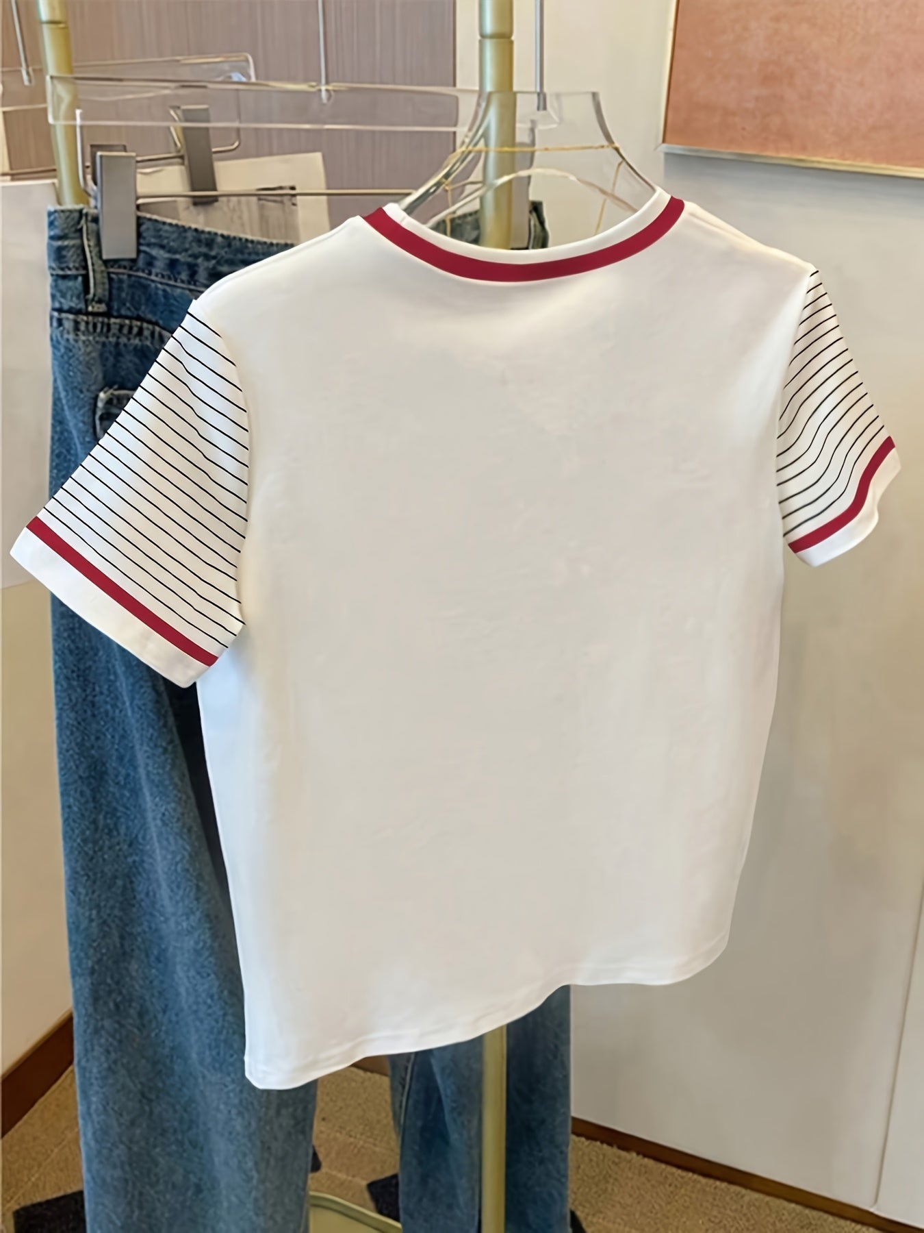Damen T-Shirt mit Einhorn-Logo und gestreiften Ärmeln – Modisches Freizeitshirt