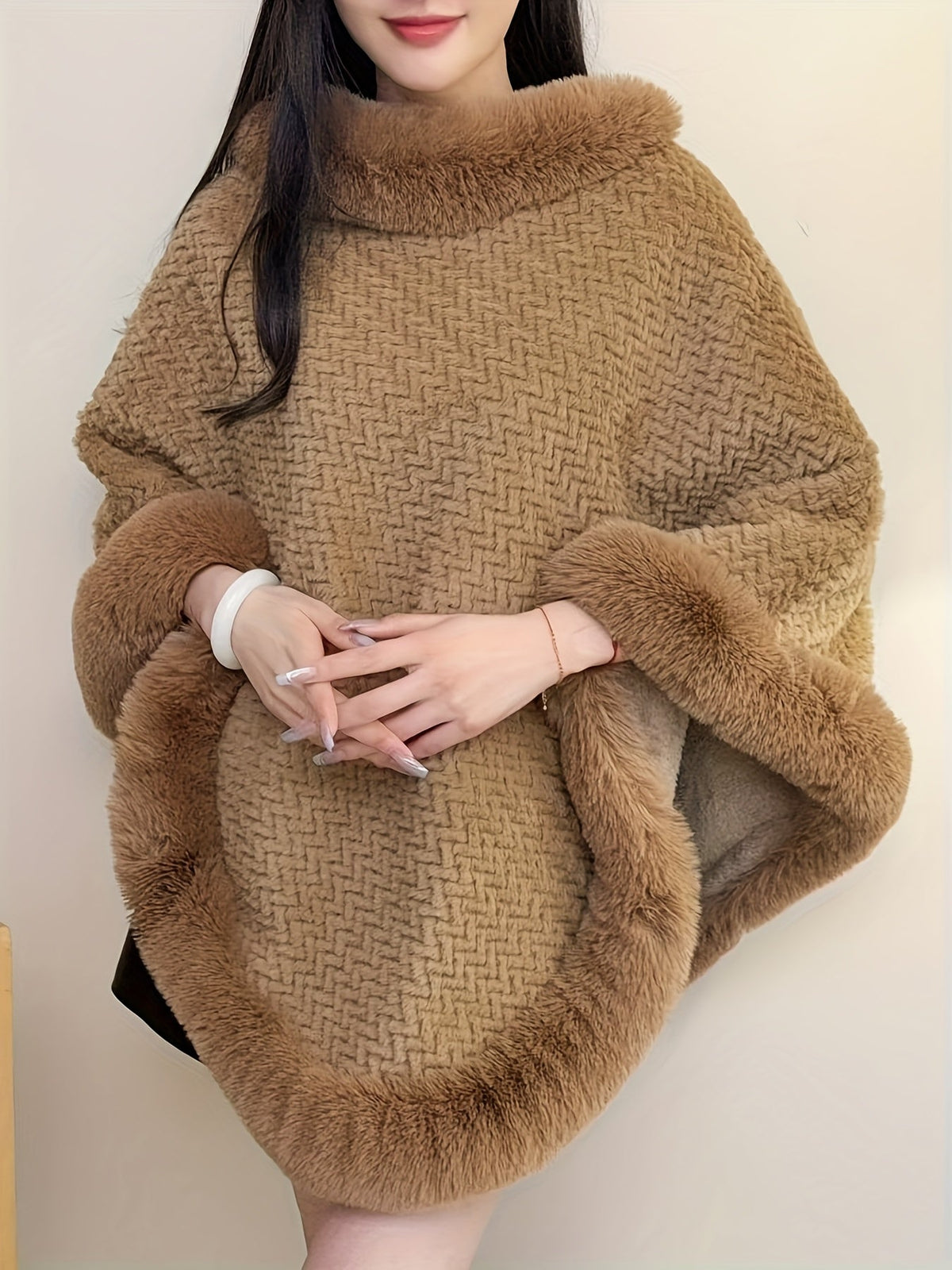Damen Poncho mit Rollkragen und Kunstfellbesatz - Weiche Strickoptik