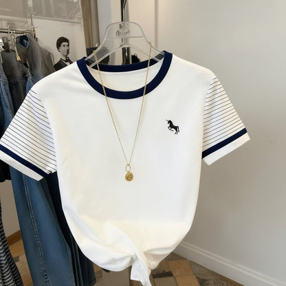 Damen T-Shirt mit Einhorn-Logo und gestreiften Ärmeln – Modisches Freizeitshirt