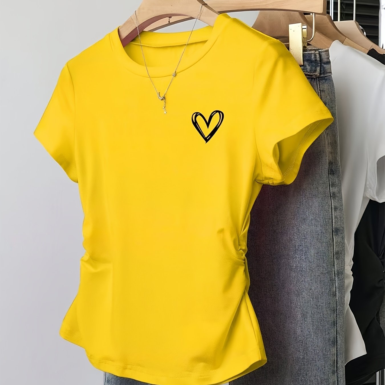 Damen T-Shirt mit Herz-Print und modernem, figurbetontem Schnitt – Alltagsmode mit Stil
