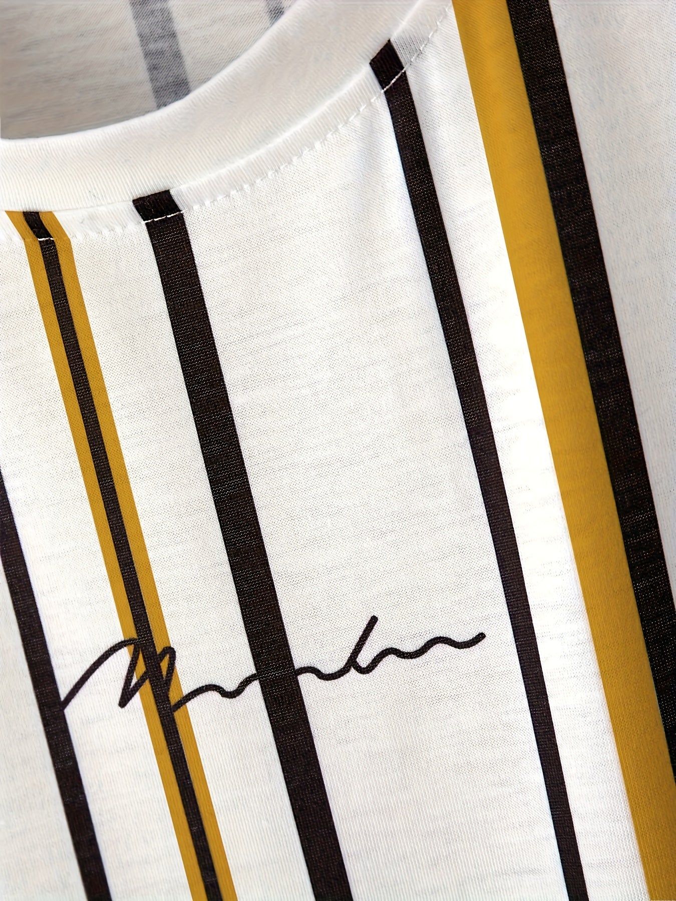 Herren T-Shirt mit vertikalem Streifenmuster und modernem Grafik-Print – Trendiges Freizeitshirt für Alltag und Ausgehen