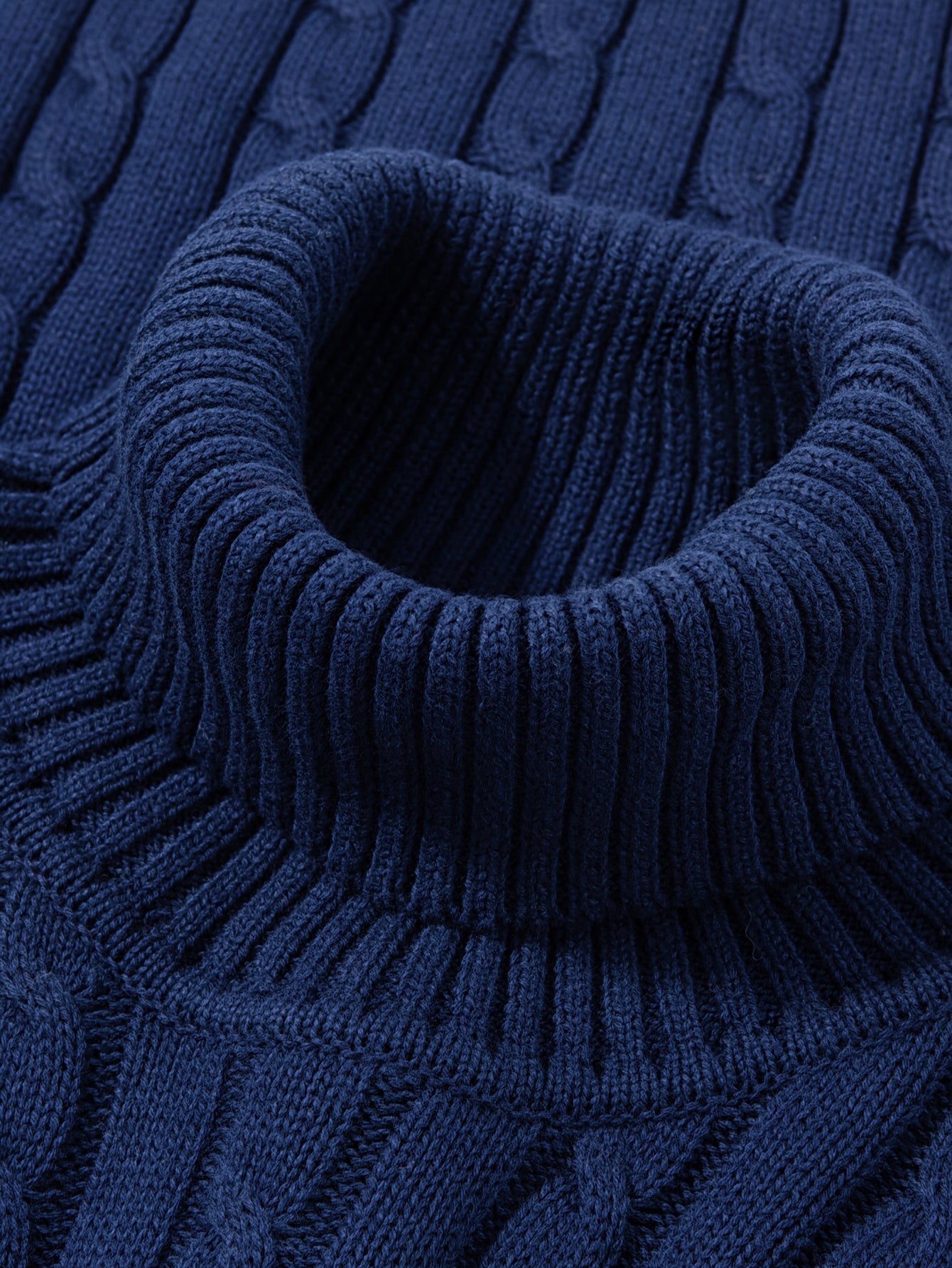 Herren Strickpullover mit Zopfmuster – Rollkragen, stilvoll & bequem, ideal für Freizeit und Alltag