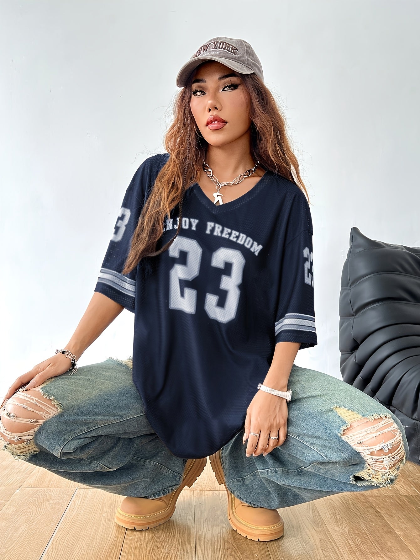 Damen Streetwear Oversize Football Jersey mit Nummer 23 und Distressed Jeans – Lässiger Urban Look