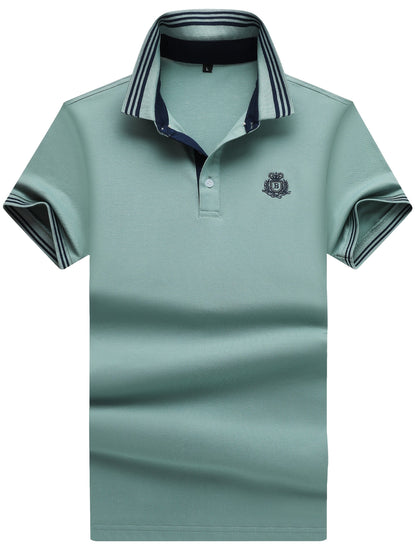Herren Poloshirt mit gestreiftem Kragen und sportlichem Wappen – Klassischer Freizeitstil