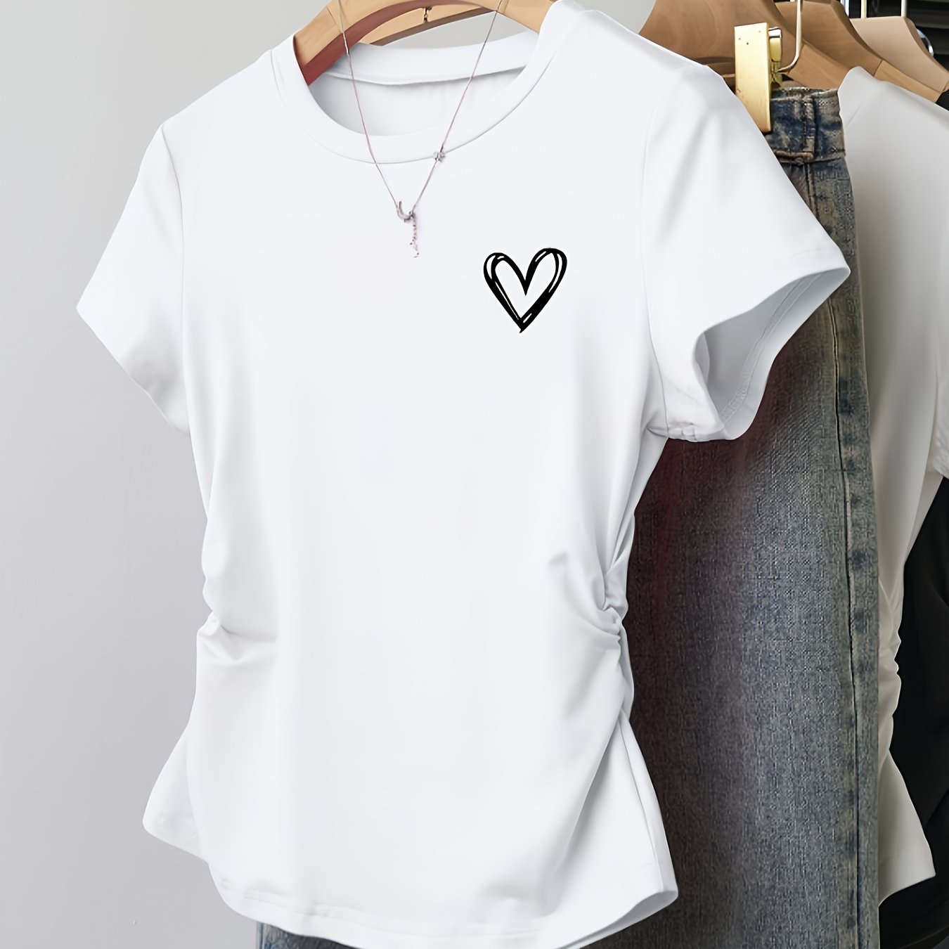 Damen T-Shirt mit Herz-Print und modernem, figurbetontem Schnitt – Alltagsmode mit Stil