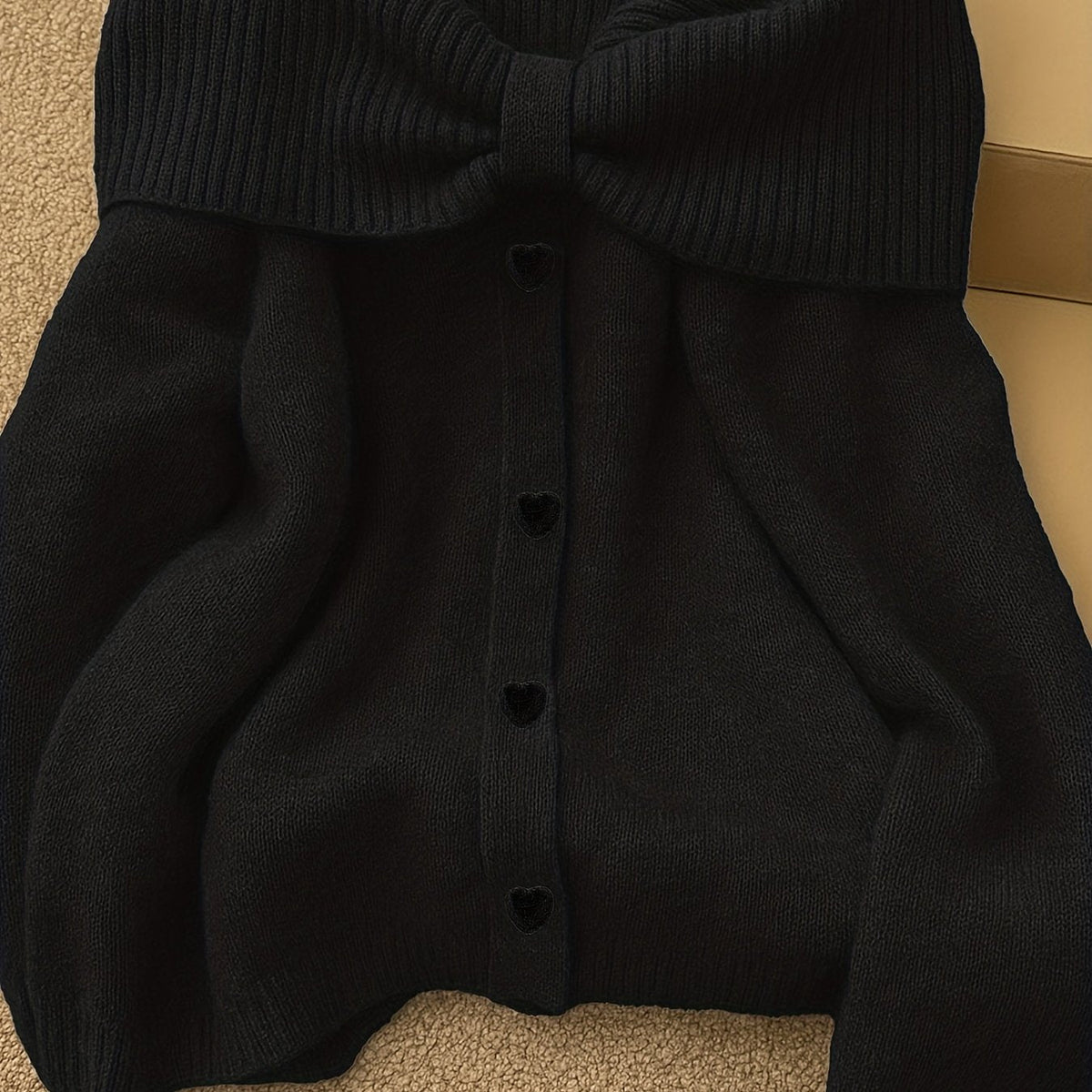 Damen Strickpullover Carmen-Ausschnitt mit Schleife und Herzknöpfen