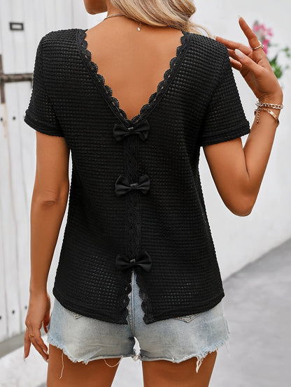 Damen Spitzen-Top mit Rückenausschnitt und Schleifendetails – Elegantes Kurzarm Shirt, femininer Stil