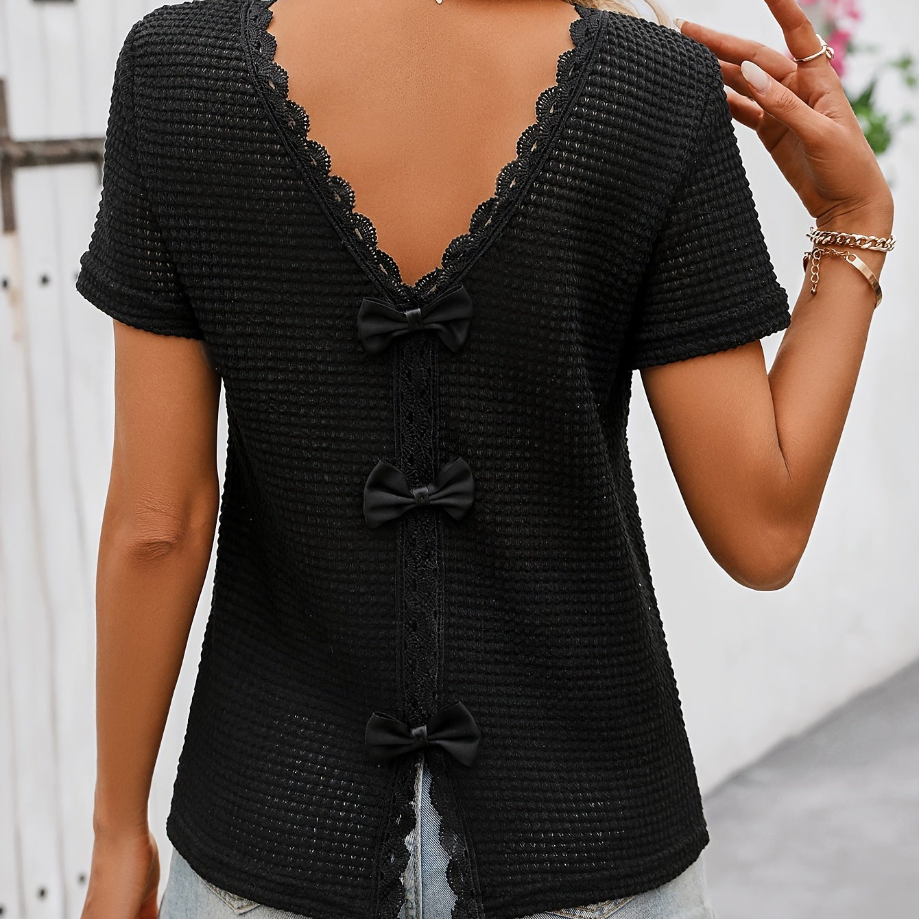 Damen Spitzen-Top mit Rückenausschnitt und Schleifendetails – Elegantes Kurzarm Shirt, femininer Stil
