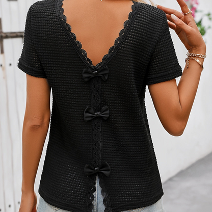 Damen Spitzen-Top mit Rückenausschnitt und Schleifendetails – Elegantes Kurzarm Shirt, femininer Stil