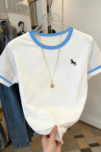 Damen T-Shirt mit Einhorn-Logo und gestreiften Ärmeln – Modisches Freizeitshirt