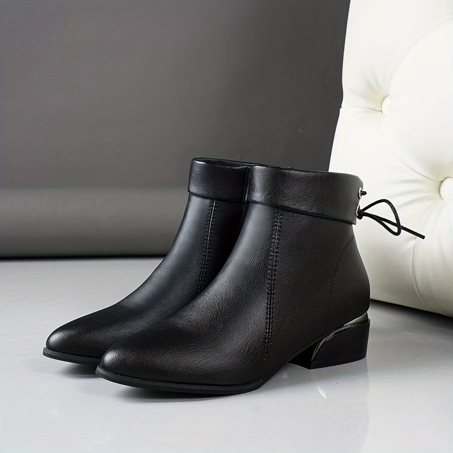 Damen Stiefelette Schwarz mit Reißverschluss & Metallic-Detail