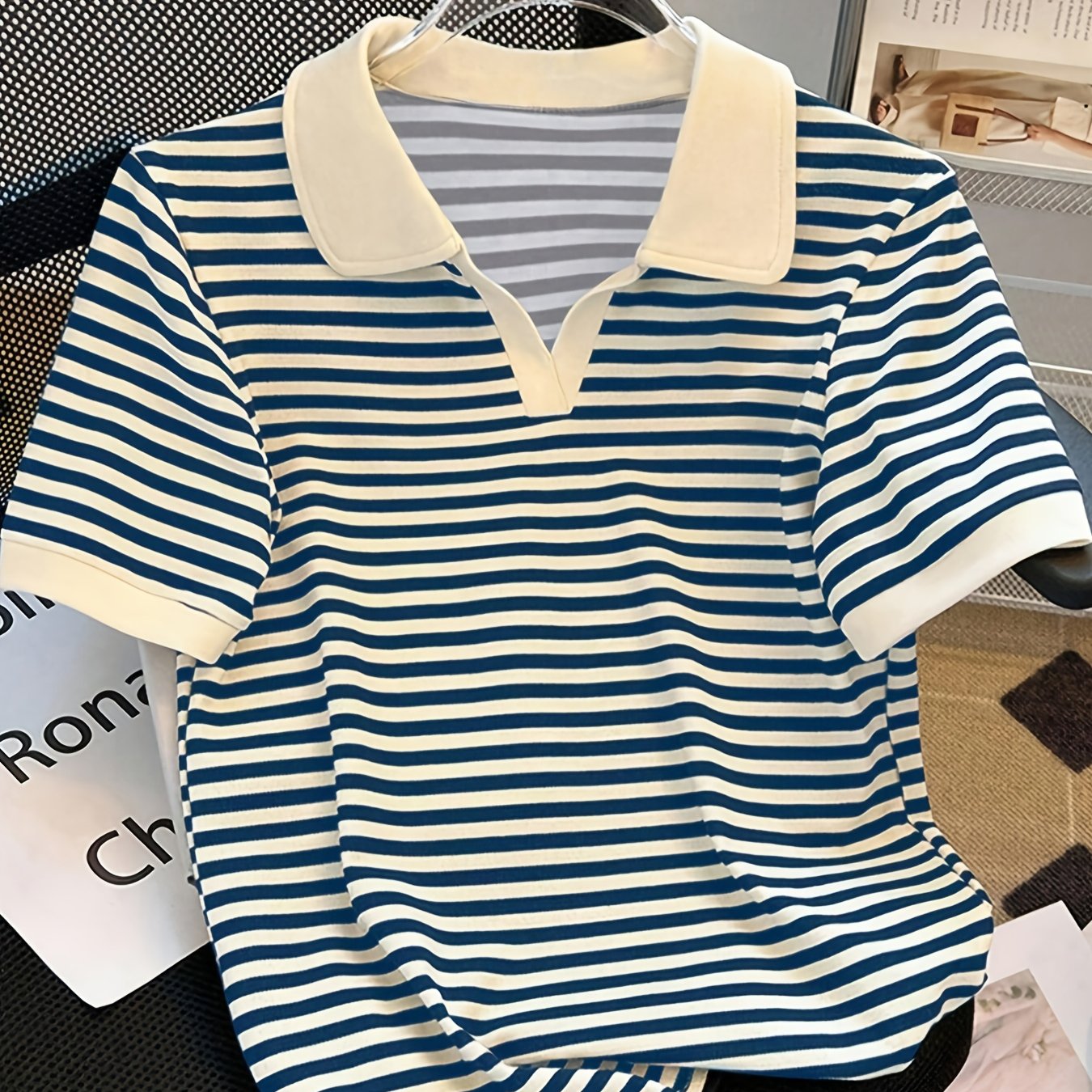 Damen Polo Shirt mit Streifenmuster und V-Ausschnitt – Eleganter Freizeit-Look