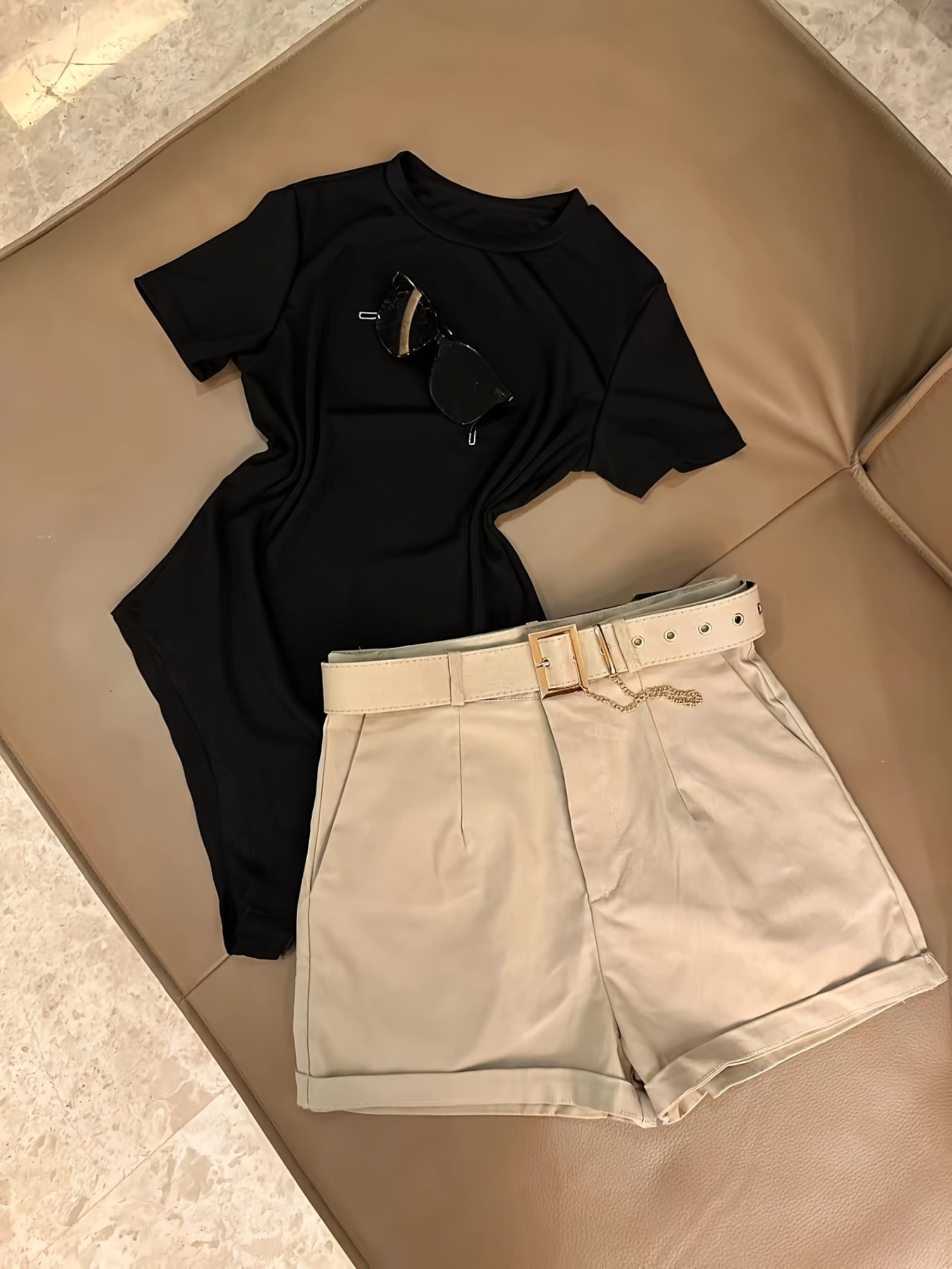 Damen Outfit Set – Elegantes T-Shirt mit Gürtelshorts für Alltag & Freizeit