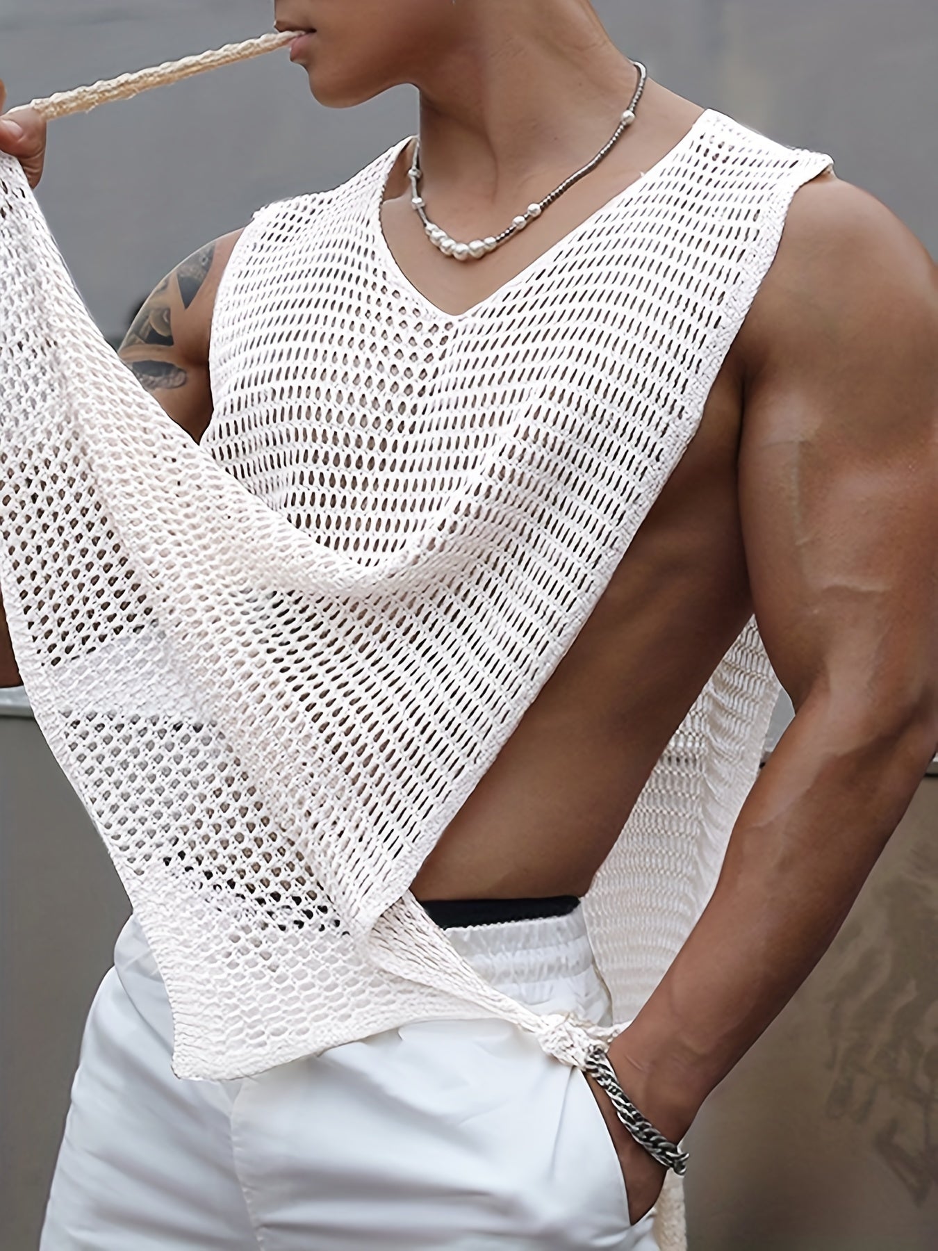 Herren Mesh-Top mit offenen Seiten – Moderner Streetstyle Look für Festivals und Partys