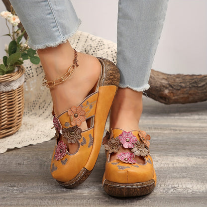 Damen Keilabsatz-Pantoletten mit floralen Applikationen und Schmetterlingsmuster – Boho Style für Alltag und Freizeit
