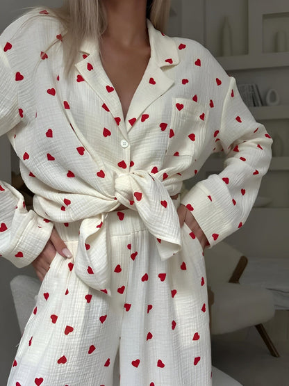 Damen Pyjama Set mit Herzmuster – Stilvolle Nachtwäsche für gemütliche Abende
