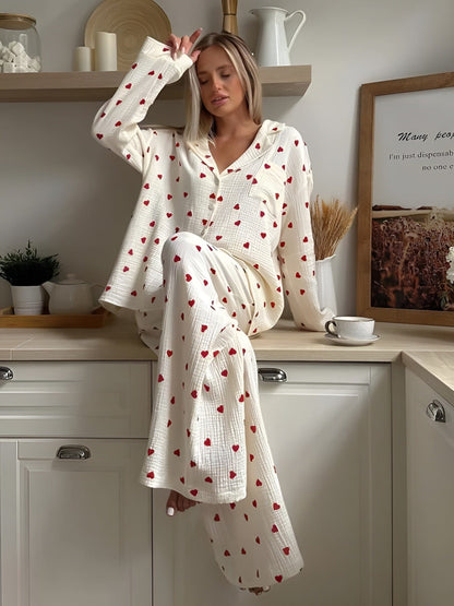 Damen Pyjama Set mit Herzmuster – Stilvolle Nachtwäsche für gemütliche Abende
