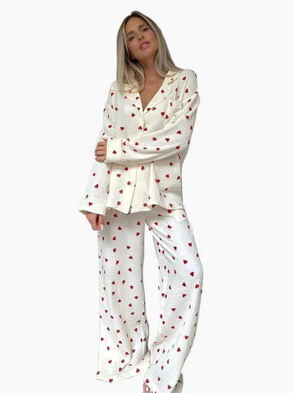 Damen Pyjama Set mit Herzmuster – Stilvolle Nachtwäsche für gemütliche Abende