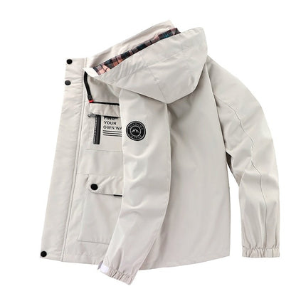Herren Winter Outdoor Jacke – Funktionaler Parka mit Kapuze und Statement-Design für kalte Tage